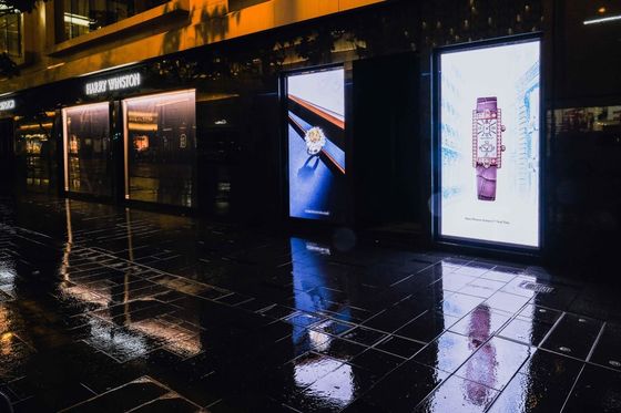 GA Series P4 Poster Led Display W1366 * H1920mm Kích thước mô-đun 320 * 160mm IP65 Cài đặt ngoài trời 8000 nits